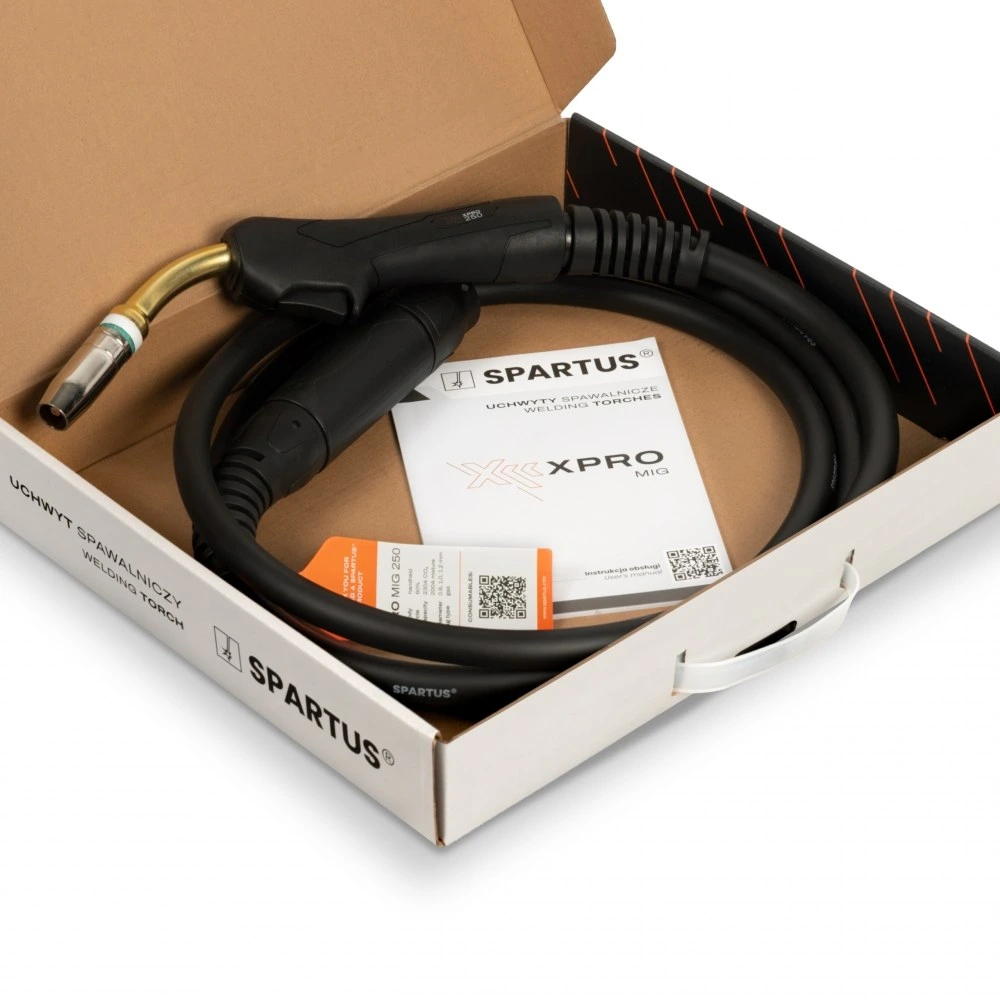 Otwarta skrzynka z uchwytem spawalniczym SPARTUS XPro 250 MB25 5m